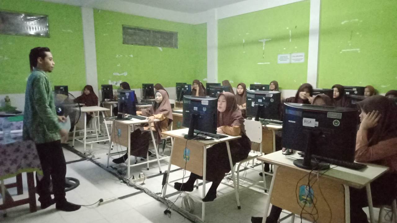 Kegiatan Pembelajaran Di Lab Komputer